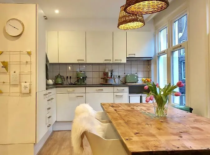 Bee - In The Trendy Jordaan