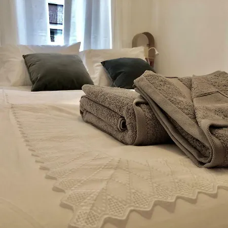 Bee - In The Trendy Jordaan