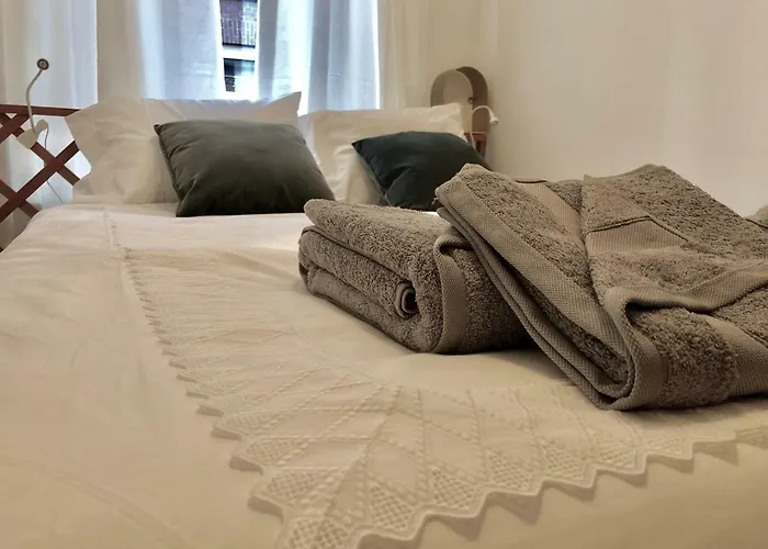 Bee - In The Trendy Jordaan